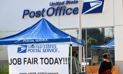 Un salon de l'emploi organisé les services postaux américains, le 18 juillet 2022 à Inglewood, en Californie