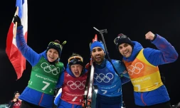 Le relais mixte français de biathlon, Anaïs Bescond, Marie Dorin-Habert, Martin Fourcade et Simon Desthieux, sacré champion olympique, aux JO de Pyeongchang le 20 février 2018