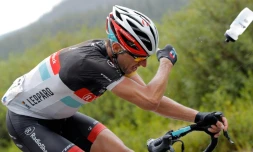 L'Allemand Jens Voigt jette son bidon, lors de son échappée dans la 4e étape du USA Pro Challenge, le 23 août 2012 entre Aspen et Beaver Creek