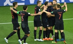 L'attaquant croate Ivan Perisic (d) congratulé par son équipe après avoir marqué face à l'Islande le 26 juin 2018 à Rostov sur le Don au Mondial