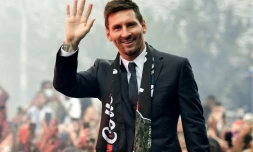 La nouvelle recrue du Paris Saint-Germain, l'Argentin Lionel Messi, salue les supporters venus l'acclamer, le 11 août 2021 devant le Parc des Princes, après sa présentation officielle en conférence de presse