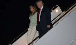 Le président américain Donald Trump et son épouse Melania descendent de l'avion présidentiel Air Force One à la base d'Andrews, de retour d'une tournée à l'étranger, le 27 mai 2017