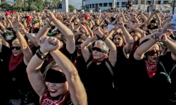 Des milliers de femmes dansent sur une chorégraphie créée par un collectif féministe pour dénoncer les violences et l'oppression dont elles sont victimes, le 4 décembre 2019 à Santiago