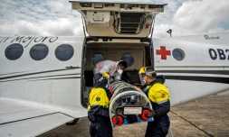 Un malade atteint du coronavirus est transporté à bord d'un avion ambulance, le 1er septembre 2020 à l'aéroport d'Iquitos, au Pérou