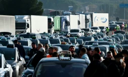 Des chauffeurs de taxi bloquent le péage de l'autoroute A7 à Lançon-de-Provence,  le 2 décembre 2024 dans les Bouches-du-Rhône