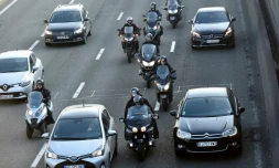 Deux-roues et voitures sur l'autoroute entre Paris et l'aéroport de Roissy, le 14 mars 2016