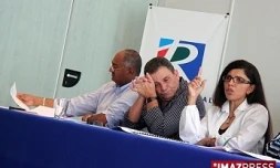 Lundi 17 août 2009 -

Nassimah Dindar, présidente du  conseil général, Michel Dennemont, conseiller général, et Bruno Mamindy-Pajany,  conseiller général (Photo: Thomas Vitry)