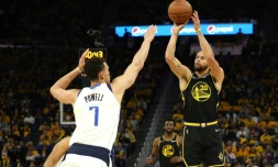 Stephen Curry des Golden State Warriors shoote devant Dwight Powell des Dallas Mavericks dans le match 1 de la finale de Conférence Oueszt en NBA le 18 Nmai 2022 au  Chase Center à San Francisco