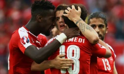 L'attaquant suisse Admir Mehmedi, célèbre son but avec ses coéquipiers lors du match du premier tour de l'Euro face à la Roumanie, au Parc des Princes à Paris, le 15 juin 2016