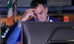 Trader sur le New York Stock Exchange (NYSE), à l'ouverture de Wall Street le 11 avril 2025.
