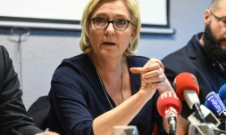 La présidente du Front national et députée du Pas-de-Calais Marine Le Pen, lors d'une conférence de presse à Calais, le 2 novembre 2017