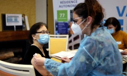 Une femme ùgée reçoit une injection de vaccin contre le Covid, à Villejuif le 4 mars 2021