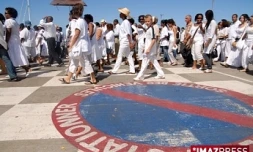 Samedi 22 août 2009 

Marche blanche à Saint-Pierre en mémoire d'Élodie Boudia, 19 ans, assassinée par son ex-compagnon le jeudi 30 juillet à la Petite Île