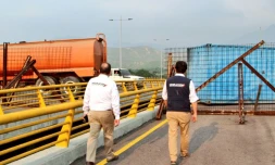 Photo fournie le 5 février 2019 par les services de l'immigration colombiens montrant le pont de Tienditas, qui relie Cucuta (Colombie) à Urena (Venezuela), barré par un camion-citerne et un conteneur