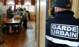 Une votante lors du premier tour des élections municipales, le 15 mars 2020 au Touquet (Pas-de-Calais) 