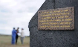 Vue en date du 4 août 2010 d'une plaque en hommage aux Tziganes installée sur les ruines d'un camp d'internement à Montreuil-Bellay