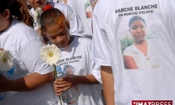 Samedi 22 août 2009 

Marche blanche à Saint-Pierre en mémoire d'Élodie Boudia, 19 ans, assassinée par son ex-compagnon le jeudi 30 juillet à la Petite Île