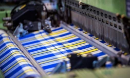 La fabrication d'un "tartan pour l'Ukraine", aux couleurs du drapeau ukrainien, dans l'atelier de la société Great Scot, le 29 avril 2022 à Keith, en Ecosse