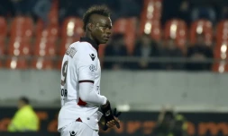 L'attaquant de Nice Mario Balotelli quitte le terrain après un carton rouge face à Lorient au Moustoir, le 18 février 2017