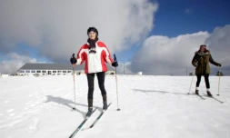 Des skieurs avancent sur une piste de ski cross-country de la station de Pigerolles, dans la Creuse, le 12 février 2018