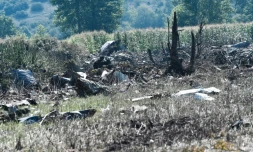Photo prise le 17 juillet 2022 montrant des débris d'un avion cargo Antonov qui s'est écrasé près de la localité de Paleochori Kavalas, dans le nord de la Grèce 