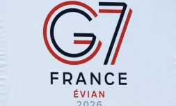 Logo du sommet du G7 affiché dans la salle de presse internationale du G7, à la veille du début de l'événement, à Publier, près d'Évian, dans l'est de la France, le 14 juin 2026
