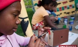 Une quinzaine de jeunes du petit village d'Ilet à Bourse ont construit chacun un sténopé, un appareil photo rudimentaire