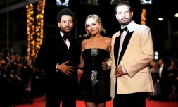 (de g à d) Le chanteur canadien Abel Makkonen Tesfaye dit The Weeknd, l'actrice franco-américaine Lily-Rose Depp et le réalisateur américain Sam Levinson au festival de Cannes le 22 mai 2023