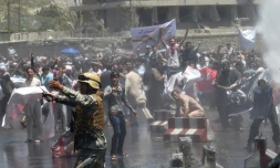 Les forces de sécurité afghanes utilisent des canons à eau pour disperser la foule lors d'une manifestation à Kaboul, le 2 juin 2017