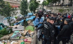 Le campement de migrants du canal Saint-Martin à Paris a commencé à être évacué par les autorités le 4 juin 2018 au matin