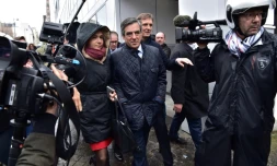 Francois Fillon entre Valérie Pécresse et Jérôme Chartier à la sortie de son QG de campagne le 1er mars 2017 à Paris