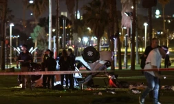 Des policiers près d'une voiture utilisée dans un attentat à Tel-Aviv, le 7 avril 2023 en Israël