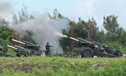 Manoeuvre de l'armée taïwanaise avec des obusiers de 155 lors d'un exercice anti-atterrissage dans le comté de Pingtung dans le sud de Taïwan, le 9 août 2022