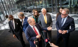 Le sénateur démocrate américain Chris Coons à son arrivée avec la délégation bipartisane du Congrès américain à Copenhague, au Danemark, le 16 janvier 2026