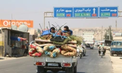 Une famille syrienne fuit Idleb, avant un possible assaut du régime syrien, le 6 septembre 2018