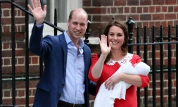 Le prince William et son épouse Kate Middleton, avec leur troisième enfant, devant l'hôpital St Mary, le 23 avril 2018 à Londres