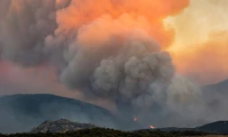 Un nuage de fumĂ©e provenant dâun incendie de forĂȘt qui ravage la rĂ©gion des Aspres, vu depuis Montalba-le-ChĂąteau, dans le dĂ©partement des PyrĂ©nĂ©es-Orientales, le 5 juillet 2026