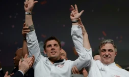 Le chef trois étoiles Michelin de La Table du Castellet au Castellet (Var) Fabien Ferre (G) et le chef trois étoiles Michelin Gabriel de l'hÎtel La Réserve Paris JérÎme Banctel (D) lors de la cérémonie de remise des prix à Tours, le 18 mars 2024