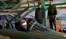 Photo distribuée par la présidence iranienne montrant le président Hassan Rohani dans le cockpit du premier avion de combat iranien, le 21 août 2018 à Téhéran