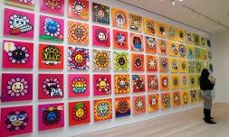 Un mur de fleurs de l'artiste japonais Takashi Murakami exposé à la galerie Gagosian, le 11 mai 2022 à New York