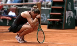 Aryna Sabalenka est désespérée après avoir raté un point, lors de sa défaite contre Diana Shnaider en quart de finale à Roland-Garros, le 3 juin 2026