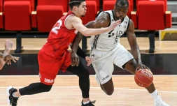 L'arrière américain de Monaco Rob Gray tente de défendre face à l'ailier de Villeurbanne Charles Kahudi, lors de leur match  de l'Elite, le 15 mai 2021 à l'Astroballe Arena