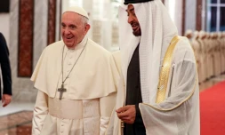 Le pape François et le prince héritier d'Abou Dhabi Mohammed ben Zayed al-Nahyane à l'aéroport d'Abou Dhabi le 3 février 2019