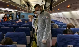 Des Français dans le premier avion les rapatriant de Wuhan vers l'hexagone juste avant le décollage le 30 janvier 2020