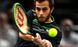 Le Français Hugo Gaston retourne la balle à l'Espagnol Carlos Alcaraz pendant les Masters 1000 de Paris le 4 novembre 2021