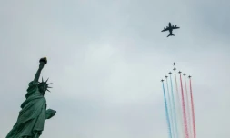 Les avions de la Patrouille de France survolent la Statue de la Liberté, pour la première grande tournée américaine de la célèbre formation depuis 31 ans, le 25 mars 2017 à New York