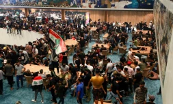 Des partisans de l'influent leader politique chiite Moqtada Sadr dans l'enceinte du Parlement situé dans la zone verte ultra-sécurisée de Bagdad, le 30 juillet 2022 