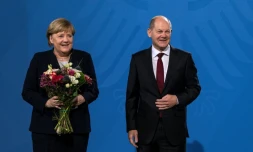 Le nouveau chancelier allemand Olaf Scholz au cÎté d'Angela Merkel lors de la cérémonie de passation de pouvoir à Berlin le 8 décembre 2021