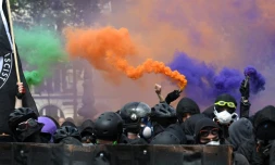 Des manifestants vêtus de noir défilent en marge du défilé syndical du 1er mai 2018 à Paris