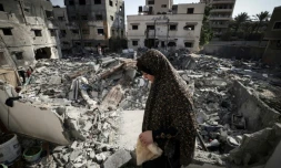Une Palestinienne dans les décombres devant chez elle à Gaza, le 8 août 2022